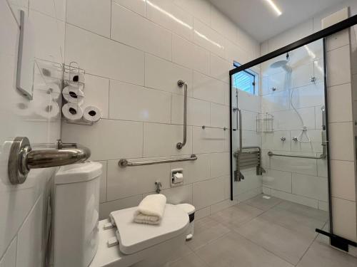 un bagno bianco con doccia e WC di Hotel Fazenda Colina dos Sonhos a Socorro