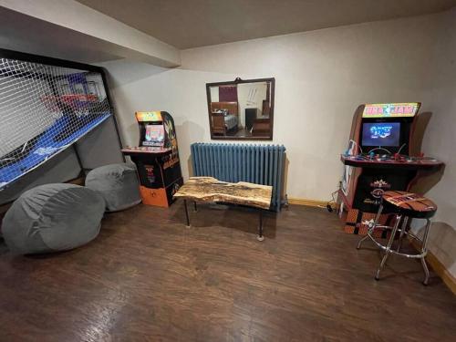 TV a/nebo společenská místnost v ubytování ADK Game House
