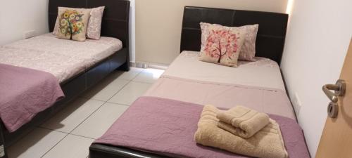 Un pat sau paturi într-o cameră la PERNERA 33 Beach House