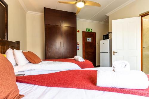 Ein Bett oder Betten in einem Zimmer der Unterkunft Nyathi Lodge