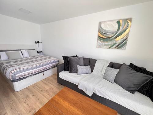 En eller flere senge i et værelse på El 7 Rincon De La Victoria Málaga playa y piscina