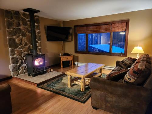 Ein Sitzbereich in der Unterkunft Adirondack Diamond Point Lodge