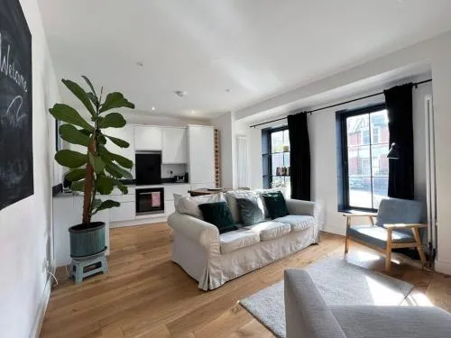 Poets Rest, free parking, EV socket fees apply walk to beach photo 1