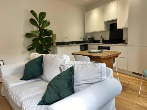 Poets Rest, free parking, EV socket fees apply walk to beach photo 5