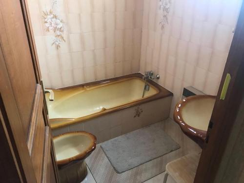 łazienka z wanną, toaletą i umywalką w obiekcie Chez Colette - Maison proche plage pour 8 w Argelès-sur-Mer