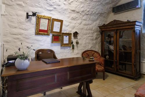 un escritorio de madera con un jarrón encima en Lithos Stone Suites, en Areopoli