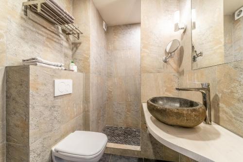 y baño con lavamanos y aseo. en Gîte Le Jorat - Appartement B, en Bogève