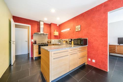 Gîte Le Jorat - Appartement Bにあるキッチンまたは簡易キッチン