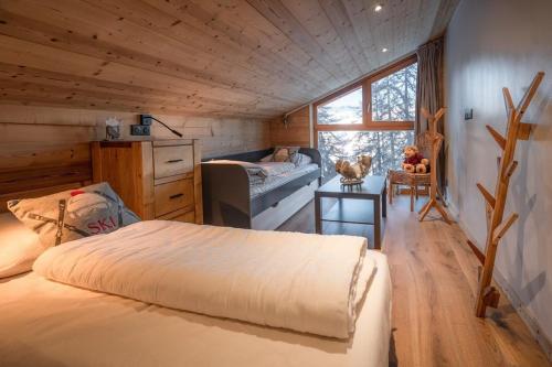 Postel nebo postele na pokoji v ubytování La vente en poupe : Luxury chalet (11p). 5 bedrooms and 3 bathrooms. In the centre of Vallandry, with a beautiful view