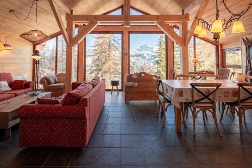 un salon avec une table et une salle à manger dans l'établissement La vente en poupe : Luxury chalet (11p). 5 bedrooms and 3 bathrooms. In the centre of Vallandry, with a beautiful view, à Landry