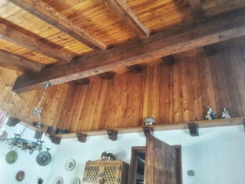 een kamer met houten wanden en een houten plafond bij Casa Antelao in San Vito di Cadore