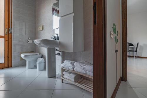 A bathroom at Cagliari Modern Apartment with Private Parking!