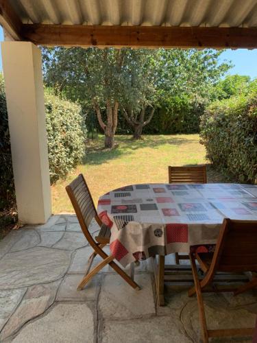 une table et des chaises assises sur une terrasse dans l'établissement Alba serena, à Poggio-Mezzana