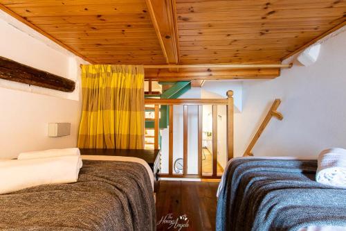 deux lits dans une chambre avec une fenêtre dans l'établissement Vista mare e comfort in centro storico, à Menton