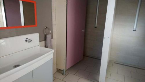 W łazience znajduje się biała umywalka i prysznic. w obiekcie Tente Lodge 13 couchages w mieście Vaas