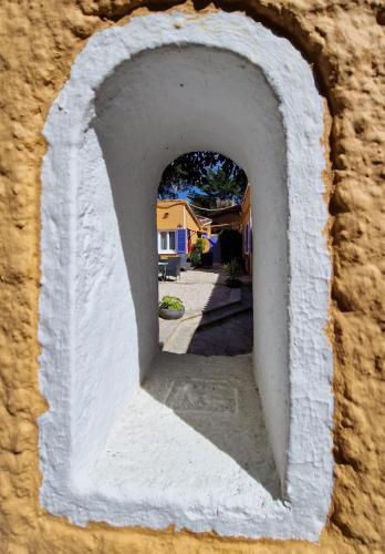 an archway in a brick wall with a driveway at Le Cosy in Saint-Aygulf