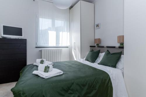 - une chambre avec un grand lit et 2 serviettes dans l'établissement L'Ulivo di Cecilia, à Alassio
