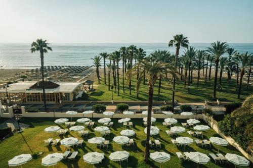 an aerial view of a resort with umbrellas and the beach at Medplaya Hotel Pez Espada in Torremolinos