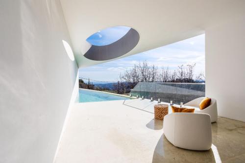 Cette maison blanche offre une vue sur la piscine. dans l'établissement VILLA EDEN VI4344 By RivieraHoliday Homes, à Nice
