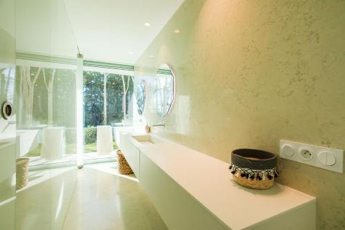 une salle de bain avec un lavabo et une grande fenêtre dans l'établissement VILLA EDEN VI4344 By RivieraHoliday Homes, à Nice