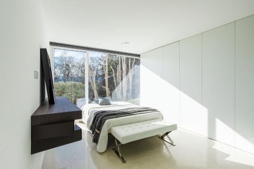 une chambre avec un lit, un bureau et une fenêtre dans l'établissement VILLA EDEN VI4344 By RivieraHoliday Homes, à Nice