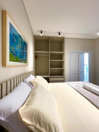 a bedroom with two beds and a closet at Aptos perfeito para suas férias, surpreenda a todos in Ubatuba