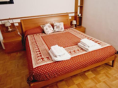 1 dormitorio con 1 cama con toallas en Delizioso appartamento in corte, en Vittuone