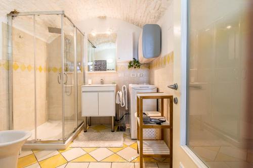 une salle de bain avec douche et lavabo dans l'établissement Vista mare e comfort in centro storico, à Menton