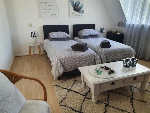 een kamer met 2 bedden en een salontafel bij Vakantiewoning Oude markt Centrum in Vlissingen