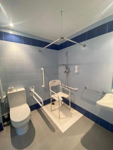 a bathroom with a toilet and a sink at Casa Santa Elena in Santa Cristina d'Aro