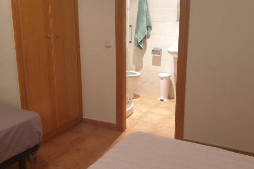 Pokój z łazienką z toaletą i umywalką w obiekcie Beautiful apartment with view on the sea with aircond. w mieście Benidorm