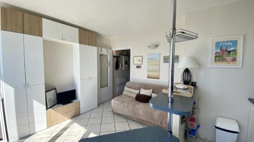 salon z kanapą i stołem w obiekcie Vue Baie w mieście Le Crotoy
