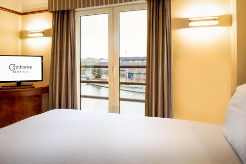 Una cama o camas en una habitación de Copthorne Hotel Merry Hill Dudley