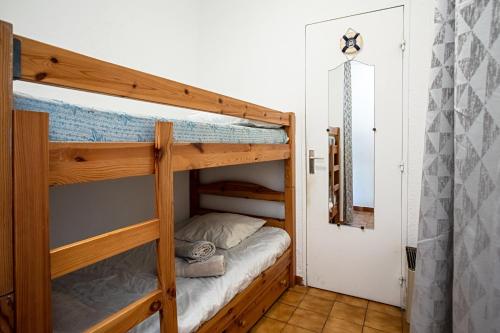 a bunk bed room with two bunk beds at Les Tulipes in Carqueiranne