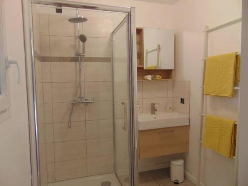 um chuveiro com uma porta de vidro na casa de banho em Mirathe em Baleyssagues