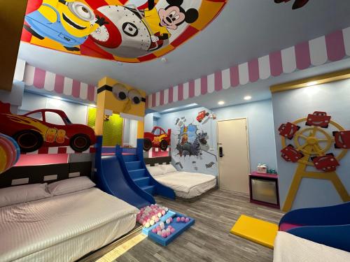高雄親子溜滑梯High Fun旅店 في كاوشيونغ: غرفة نوم للأطفال مع موضوع الفأر ميكي