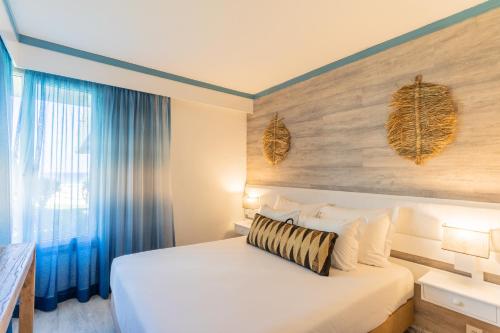 Postel nebo postele na pokoji v ubytování Vila Baleira Suites