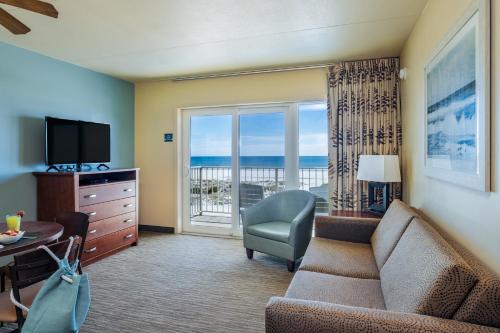 TV a/nebo společenská místnost v ubytování Reges Oceanfront Resort