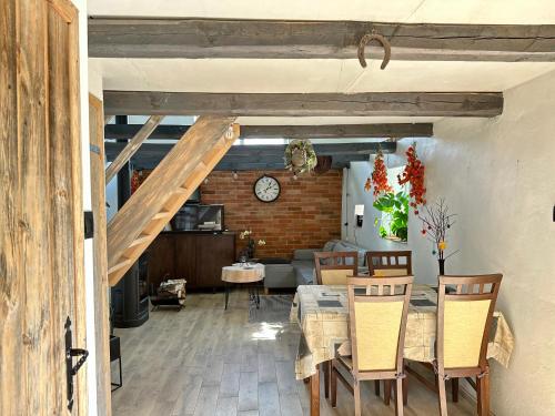 jadalnia i salon ze stołem i krzesłami w obiekcie Apartament Loftowy- Bory Tucholskie w mieście Świekatowo