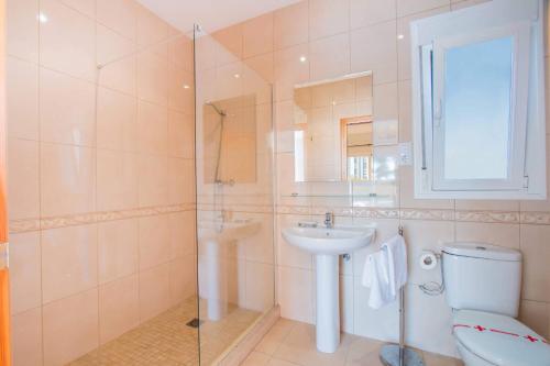 y baño con lavabo, aseo y ducha. en Villa Tiago - PlusHolidays en Calpe