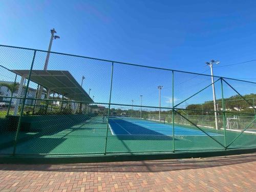 a tennis court with a net on a tennis court at Lujo, mar, seguridad y diversión en la mejor zona de Manta. in Manta