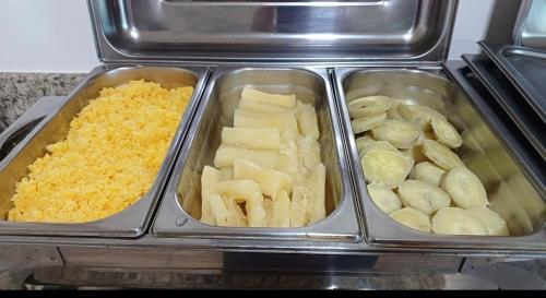 un contenitore di cibo con formaggio e patate dentro di Bara's Hotel a Bom Conselho