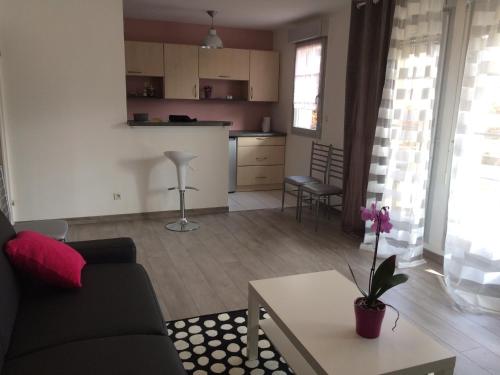 un salon avec un canapé et une table dans l'établissement Studio Disneyland Paris - Terrasse, à Montévrain