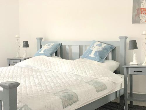 um quarto com 2 camas com almofadas azuis e brancas em Ferienwohnung Ankerplatz am Schleswiger Dom em Schleswig
