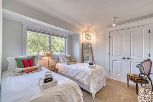 a bedroom with two beds and a window at King's Queen in Newberg
