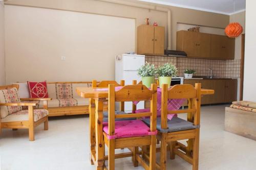 cocina y comedor con mesa y sillas en MASTIHA SeaSide Emporios Apartments, en Emporeiós