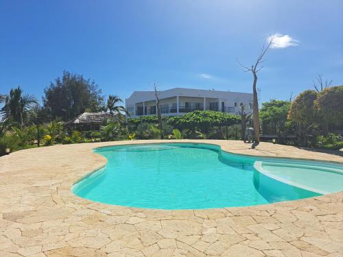 a small swimming pool in the middle of a yard at Aux 2 Métis in Toliara