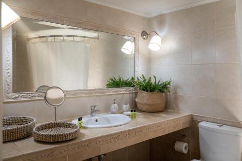 W łazience znajduje się umywalka i lustro. w obiekcie AMALTHIA PIRAEUS w Pireusie