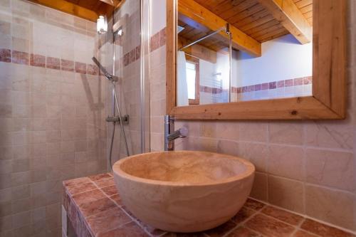 a bathroom with a large wooden tub in a room at Le Dahu - 8-kamer chalet + sauna & bar 14 personen in Landry