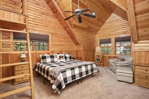um quarto com uma cama e uma cadeira num chalé de madeira em Svendsen Lodge em Mount Hood